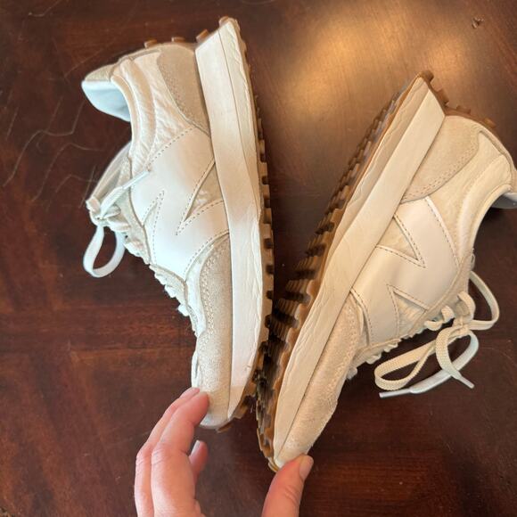 New Balance Women’s 327 White Gum Suede Sneakers Shoes Size 6 US cream/white - Picture 1 of 9